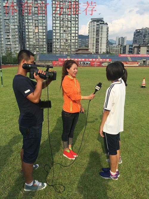 从踢瓶盖到球队队长 走进陕西女队张静的故事